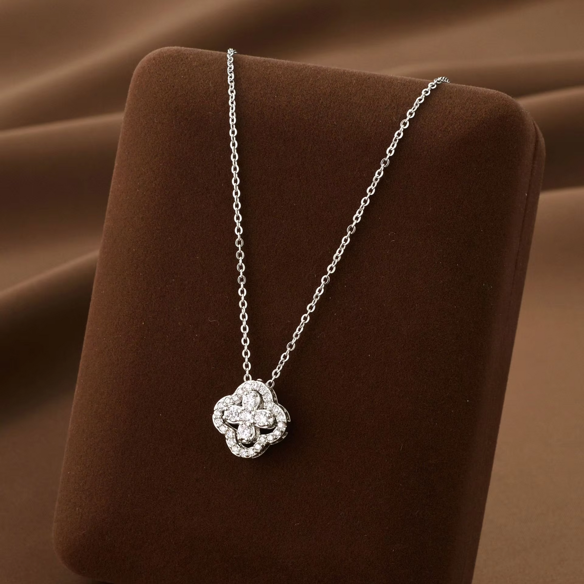 Lucky clover necklace with four pendants for women's dynamic fashion birthday gift clavicle chain versatile fashion accessories