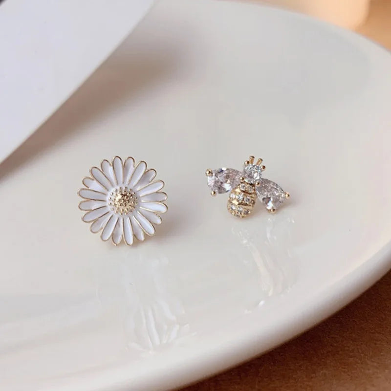 Korean Style Cute Insect Bee Daisy Flower Stud Earrings For Women Cubic Zirconia Animal Crystal Earring Girl Party Jewelry Gifts