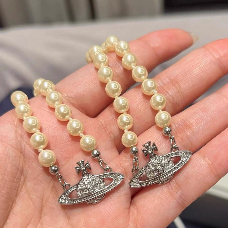 Female Pin Three-Dimensional Pearl Necklace