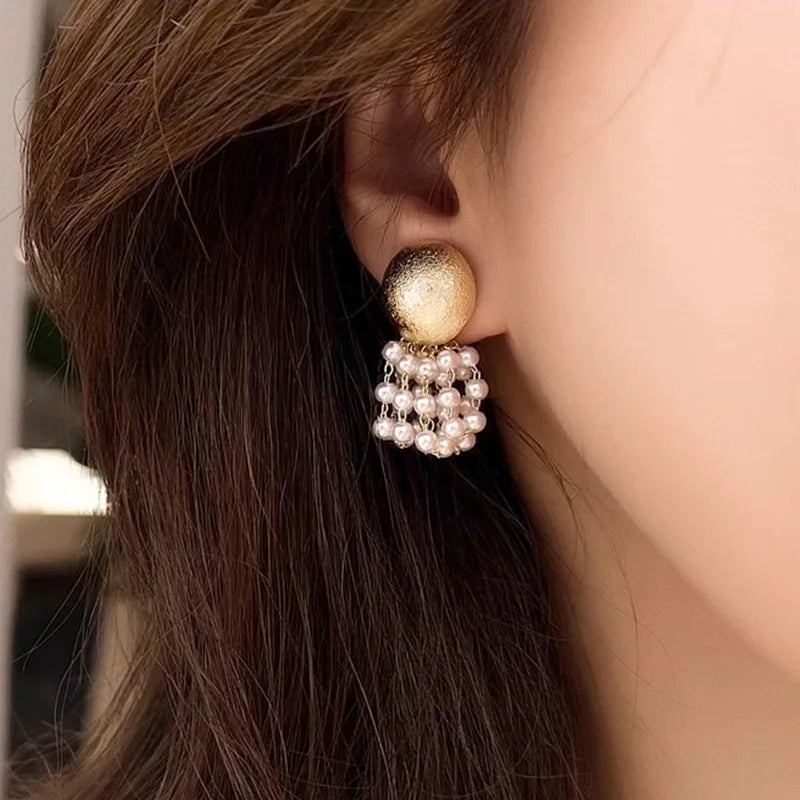 Round Metal Pearl Pendant Earrings European American Style Personalized Fashion Stud Earrings Ladies Girls Travel Accessories