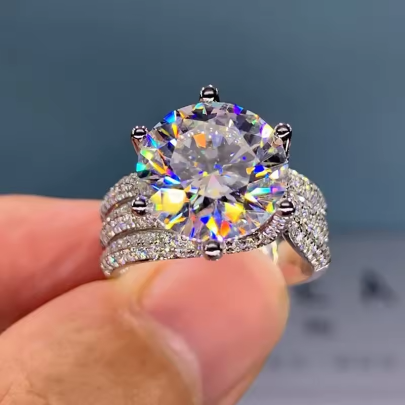 Sparkling Twisted Metal Inlaid White Zircon Ring for Women's Daily Wear To Receptions