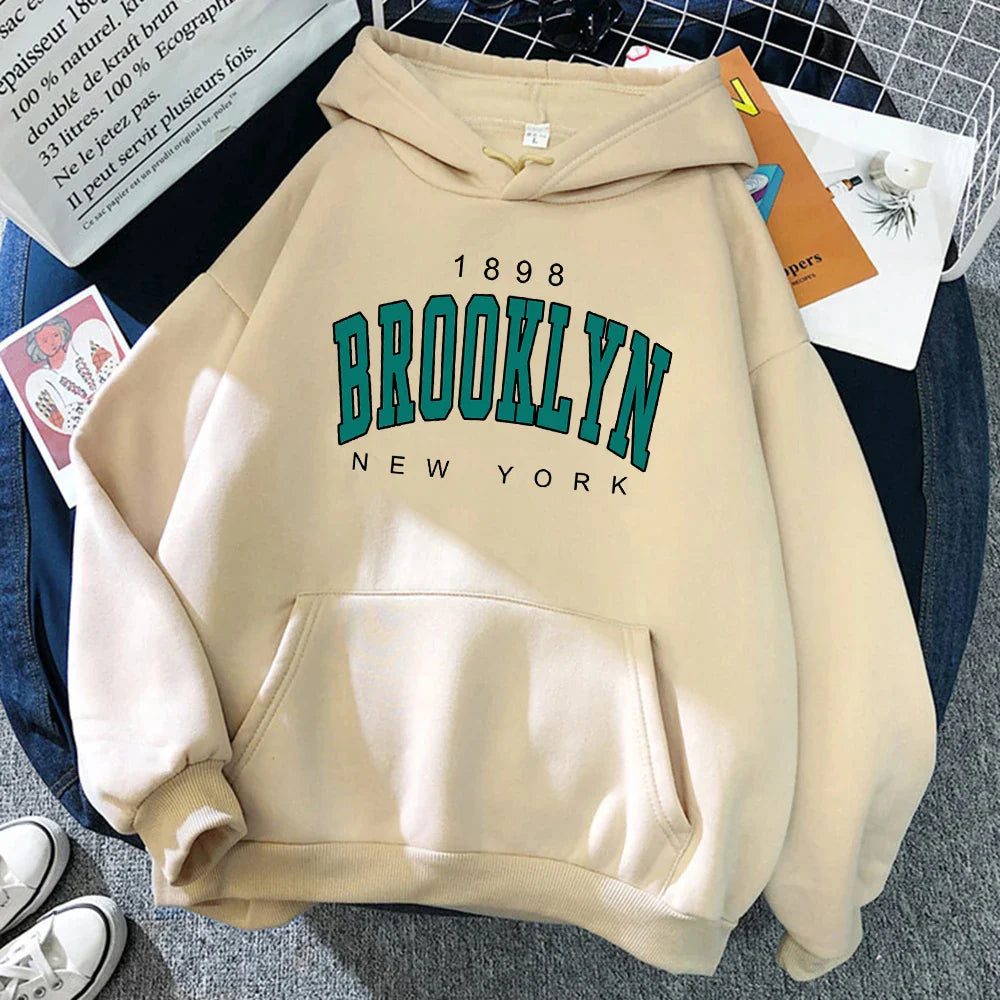 In 1898, Brooklyn, New York printed men's loose and comfortable street hoodies were created with creative hoodie nails