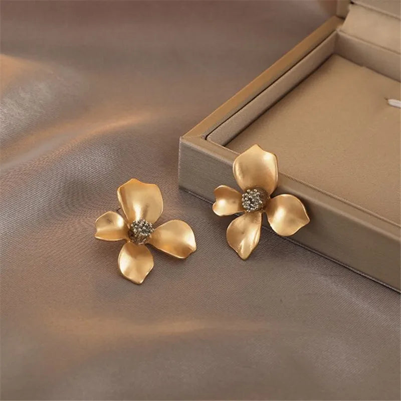 Fashion Matt Metal Flower Stud Earrings Cold Wind Temperament Simple Trendy Statement Earrings for Girls Gift Jewelry