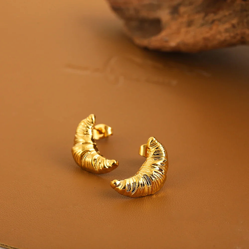 Gold Color Texture Sleek Metal Moon Small Stud Earrings Stainless Steel Banana Shape Earring Waterproof Trendy Jewlery Wholesale