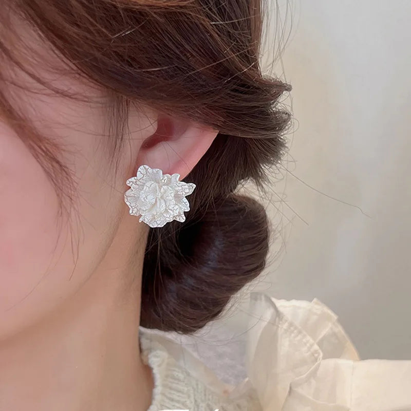 New big white flowers study earrings for women's personality fashion unique design Brincos wedding jewelry whole sale birthday g