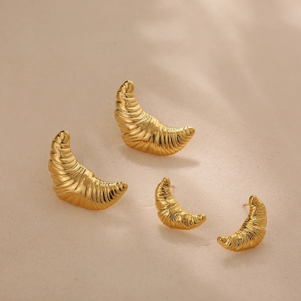 Gold Color Texture Sleek Metal Moon Small Stud Earrings Stainless Steel Banana Shape Earring Waterproof Trendy Jewlery Wholesale