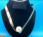 Load image into Gallery viewer, Silver V-Shaped Pearl Necklace
